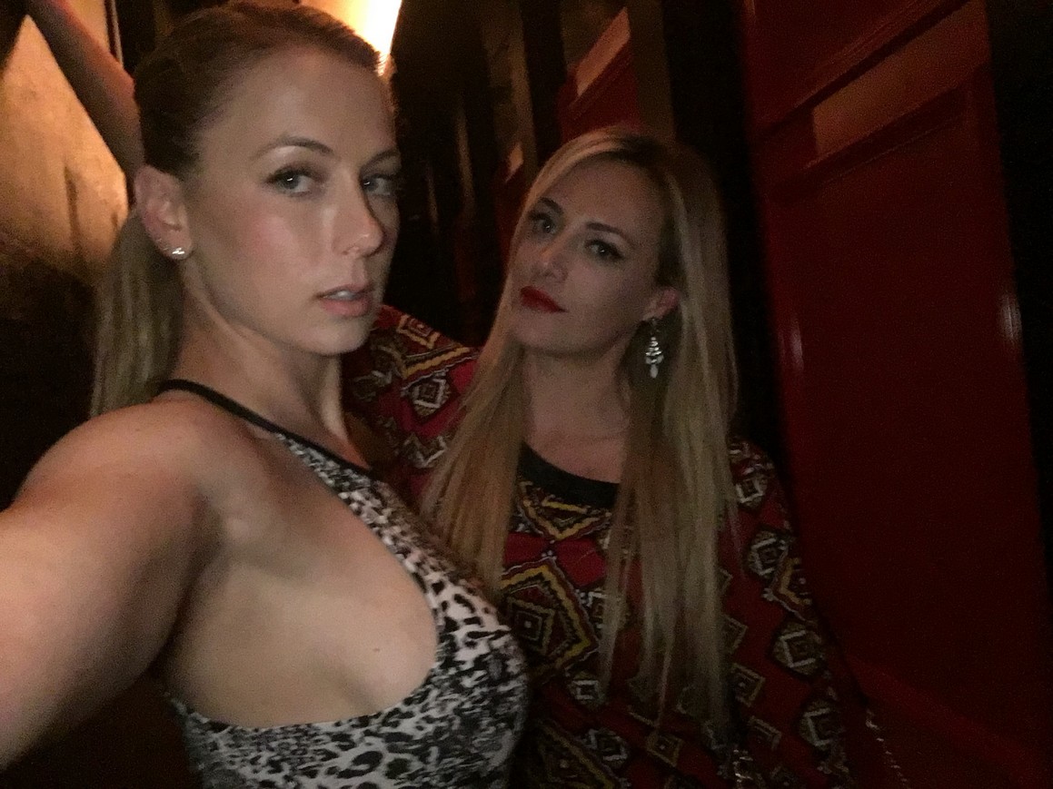iliza shlesinger naked - sis handjob milf with hot legs
