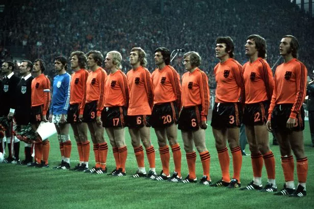 Metronome joi en proost Naked Female Footballers belly punching