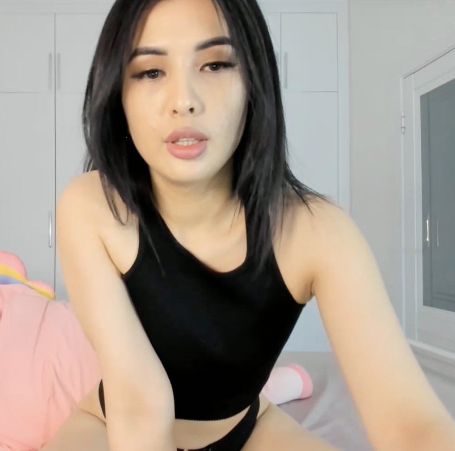 latina webcam masturbate - milf prone bone peyton list legs