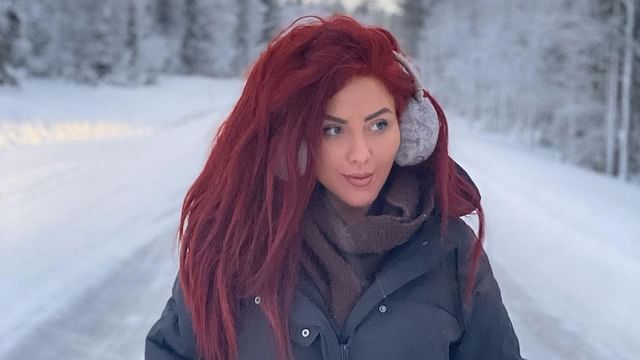bulan cerah recommends Redhead Winter Leaks