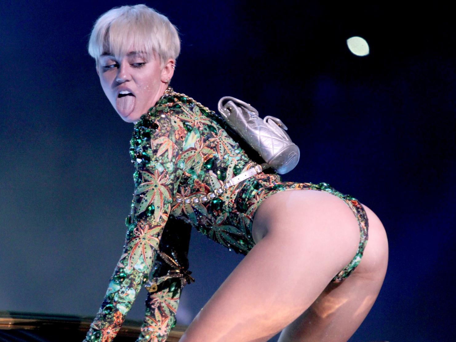 Mylie Cyrus Sexy Pics canary hentai denisa simion recommends Mylie Cyrus Sexy Pics