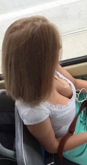aji satriyo recommends Voyeur Cleavage
