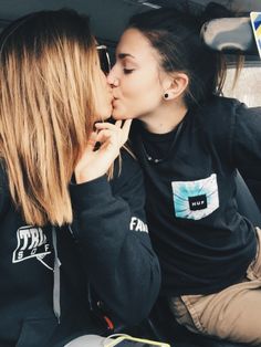 betty jane anderson recommends Lesbian Kissing Booth