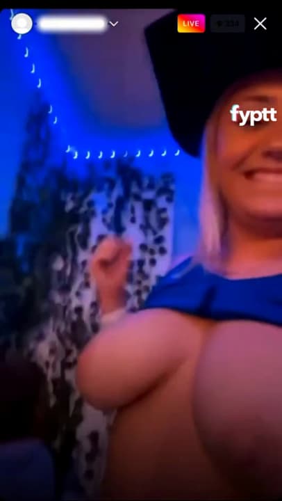 david tyrer recommends Boobs Naked Live