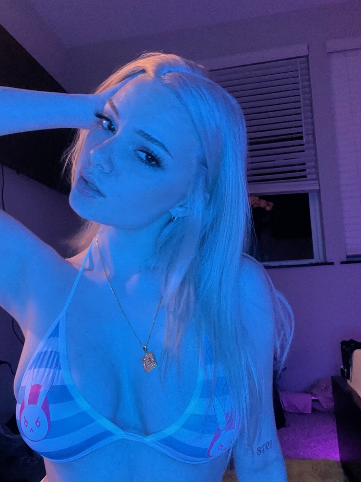 avareyes onlyfans leaked - teens flashing camera mature women bent over naked