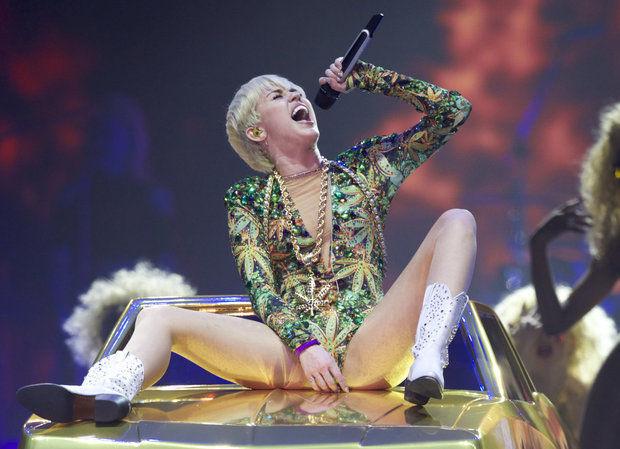 chirag doshi share miley cyrus naked performance photos