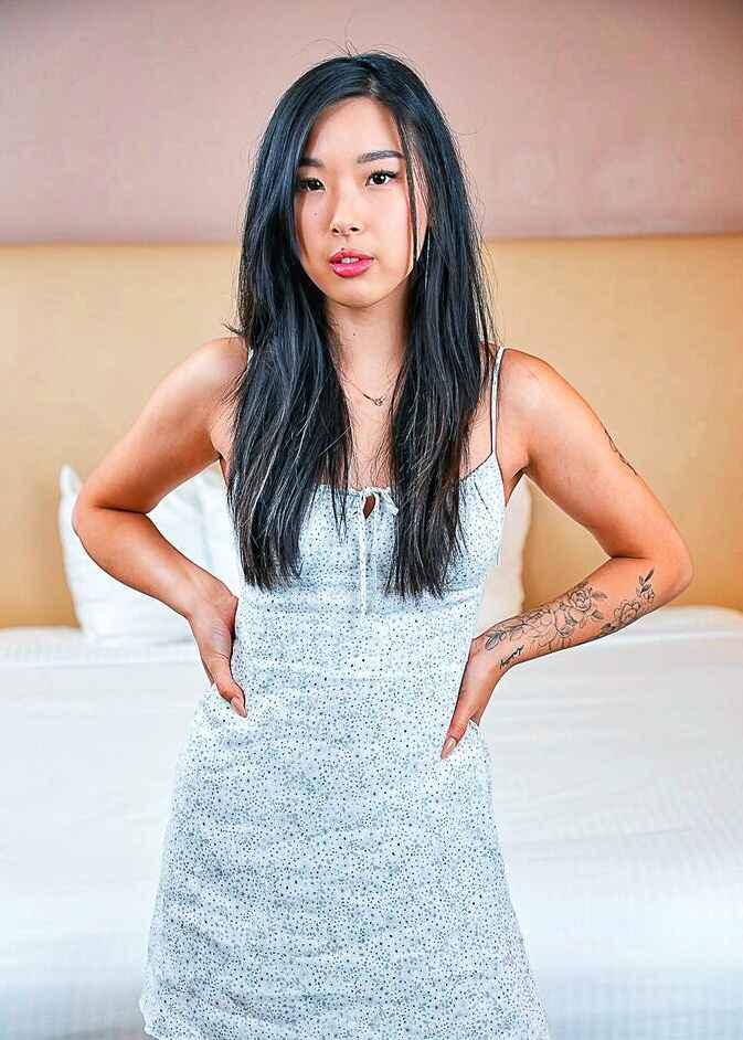 elle lee of - naked women on show bang one get one