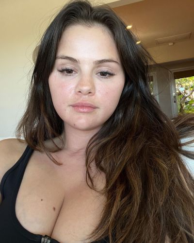 alex proffitt recommends Selena Gomez Breast Naked