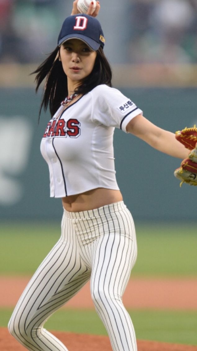 softball cameltoe - lisa step mom blonde spanking videos