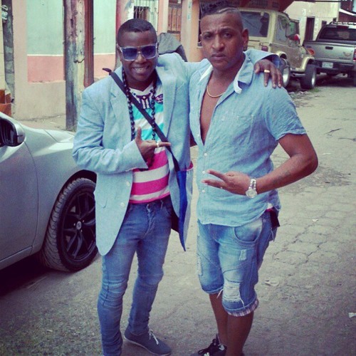 daryll flores recommends Dale Un Besito