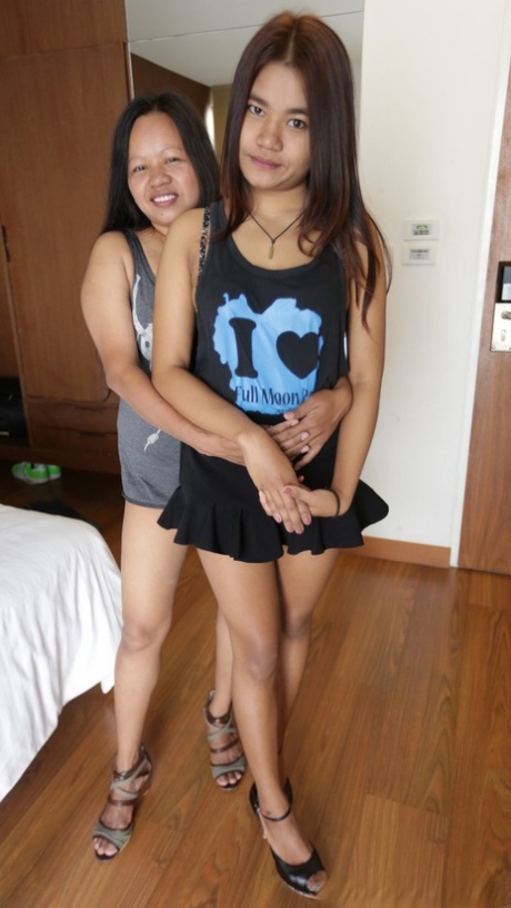 moms and daughters naked together seine tochter moms and daughters naked together