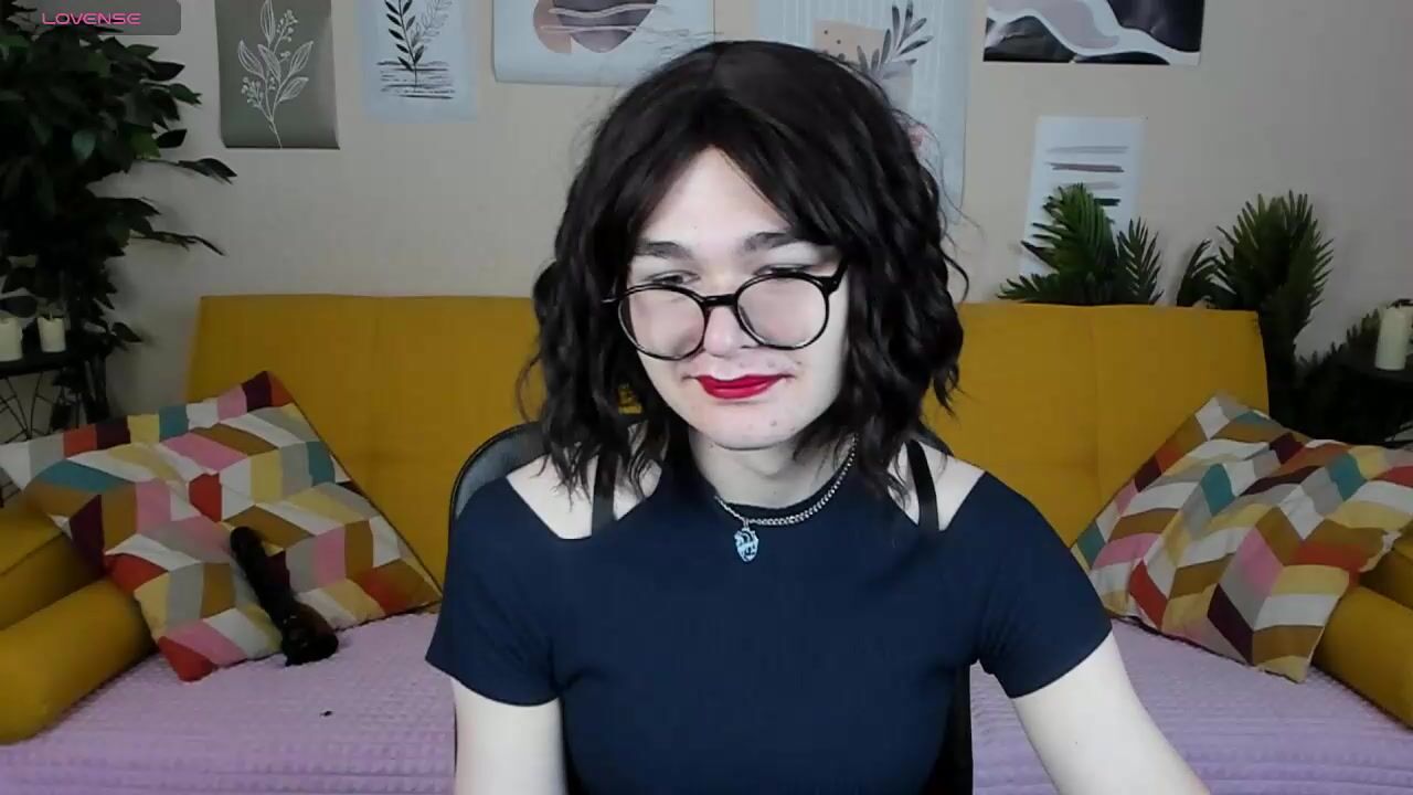 chaturbate smokers - guy eating out girl velvet throat