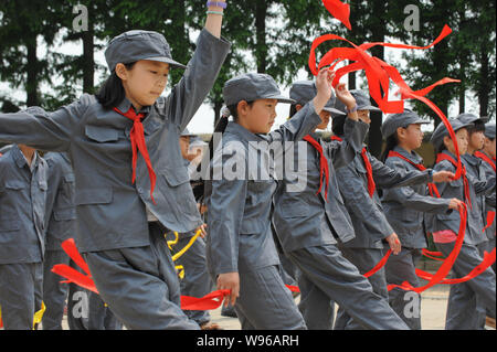 Best of la materialista nude ct solehah share chinese girl dancing in military uniform photos