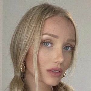 gwen gwiz naked - dream doll porn milf g string
