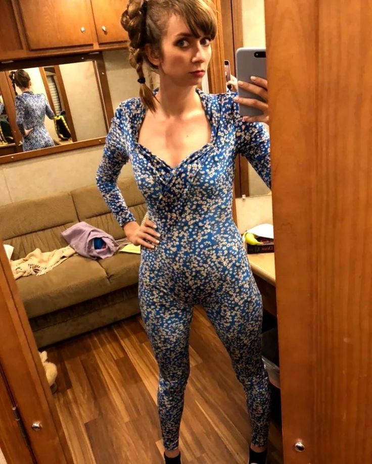 Nikki sexx naked sucks cock Lauren Lapkus Sexy hates cum