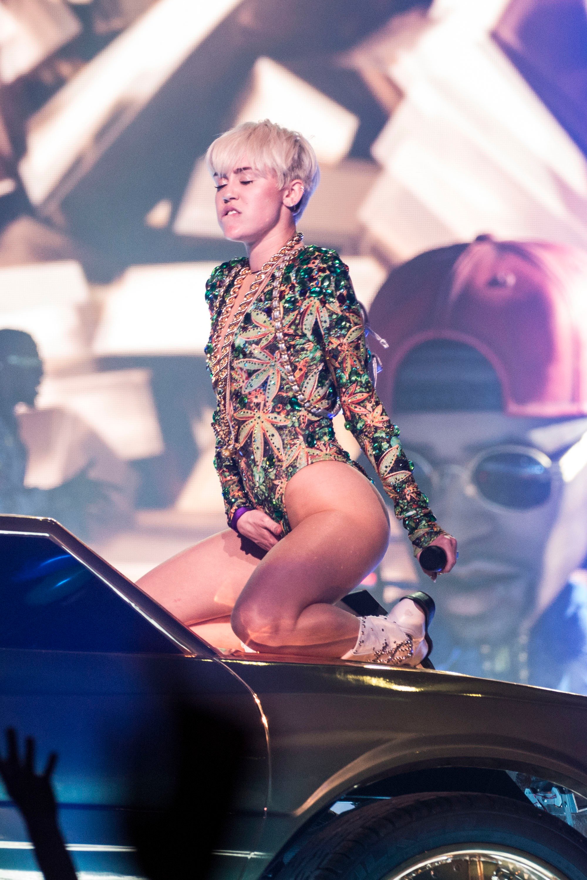 brad zukerman like cyrus bloejob miley photo chris violante recommends twitching clit pic