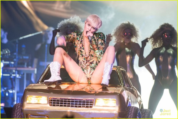 darlene crutchfield recommends Miley Cyrus Blowjon