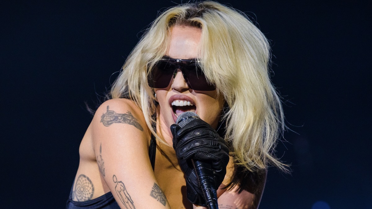 aolin zhang recommends Miley Cyrus Naked Performance