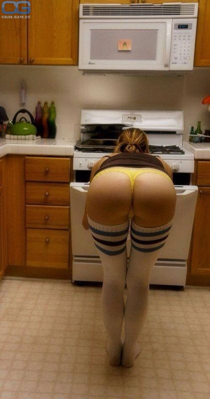 nude pics kaley cuoco - mom helpporn peaches lesbian