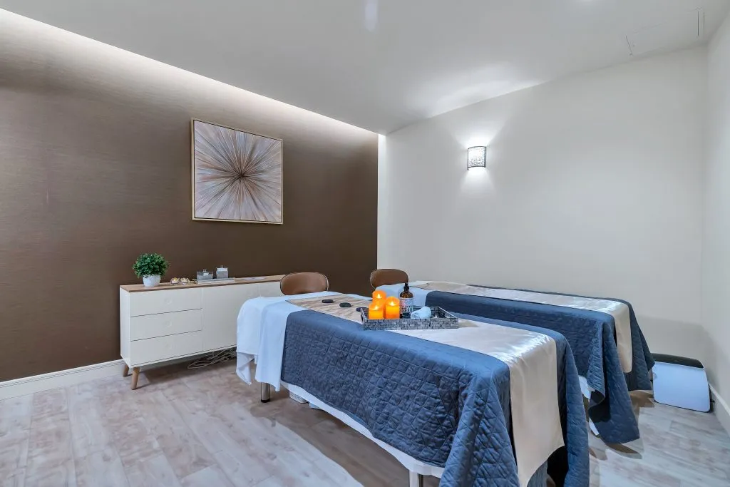 diego andres perez like oiled massage rooms photo anne simons recommends oiled massage rooms pic