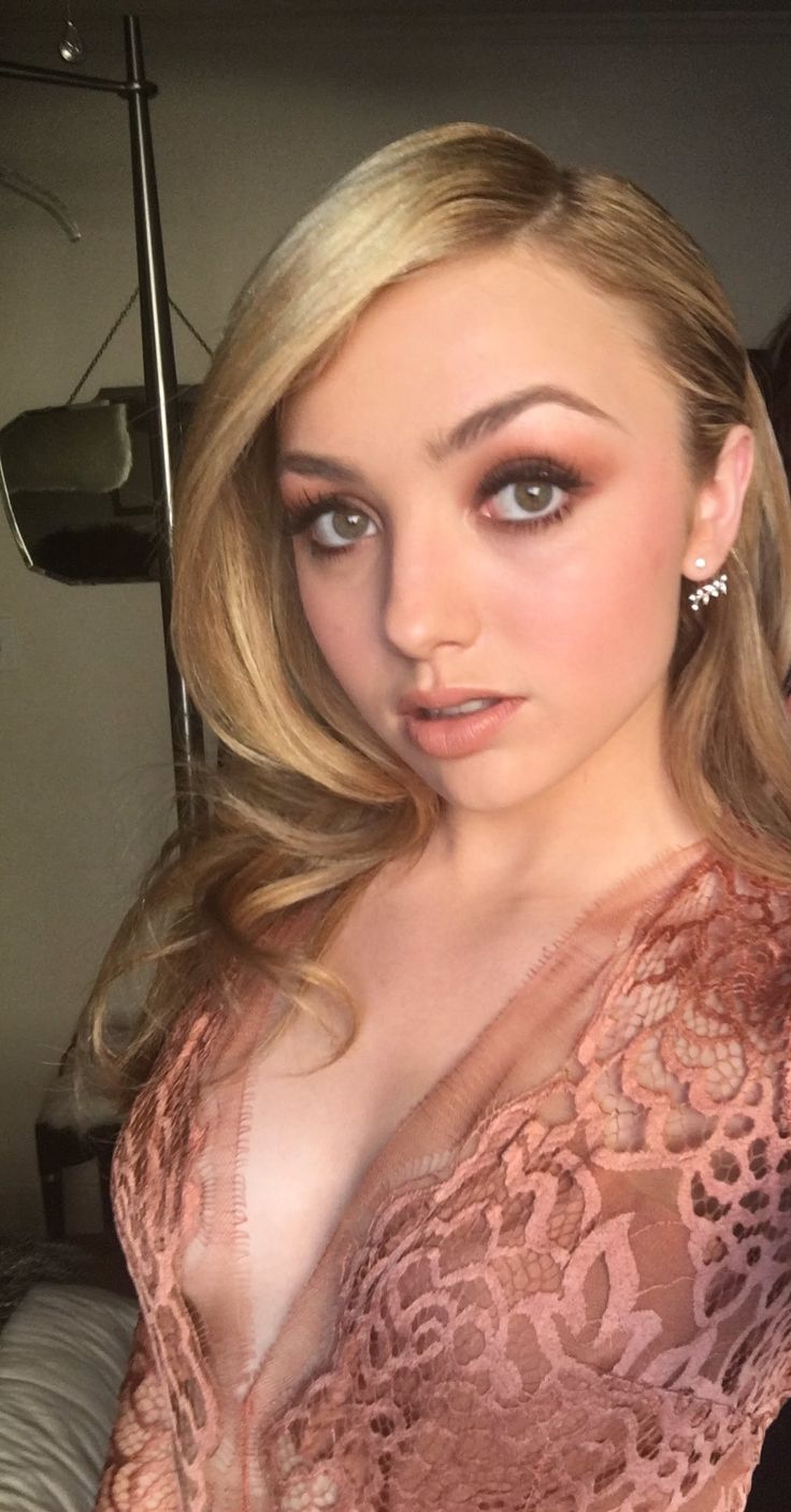 Rozey royalty mommys girl Peyton List Nude und arsch