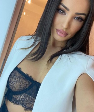 colin dew recommends pornostar romania pic